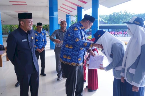 Pemkab Maros Salurkan Bantuan Seragam Sekolah Gratis