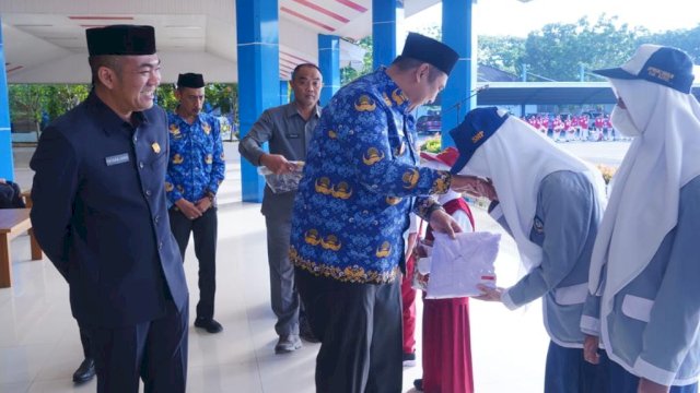 Pemkab Maros Salurkan Bantuan Seragam Sekolah Gratis