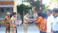 Kesbangpol Makassar Serahkan Bendera di Kecamatan Tallo, Camat Alamsyah Ikut Dampingi