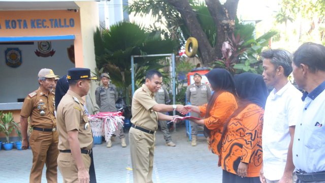 Kesbangpol Makassar Serahkan Bendera di Kecamatan Tallo, Camat Alamsyah Ikut Dampingi