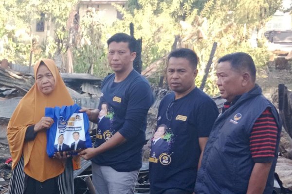 Gercep! H Sahiruddin Bareng NasDem Peduli Kemanusiaan Bantu Dg Malang Korban Kebakaran di Desa Salerang Maros