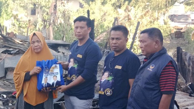 Ketua NasDem Maros sekaligus Caleg DPR RI Dapil Sulsel II, H. Sahiruddin Serahkan Bantuan ke Dg Malang korban kebakaran di Desa Salerang.
