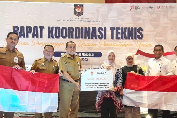 Yayasan Hadji Kalla Serahkan 1.000 Bendera Merah Putih