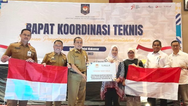 Yayasan Hadji Kalla Serahkan 1.000 Bendera Merah Putih