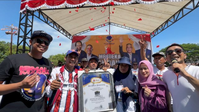 Ketua DPRD Kota Makassar, Rudianto Lallo Bersama Pemenang Umroh Ernawati.