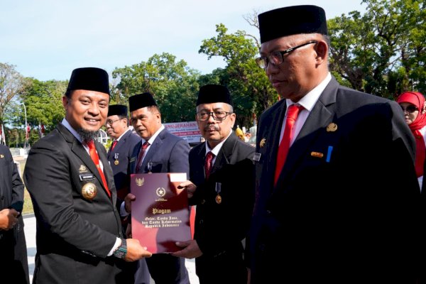 Gubernur Andi Sudirman Sematkan 2.398 Satyalancana Karya Satya kepada PNS Pemprov Sulsel