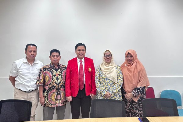 Yasir Machmud Selesaikan Program Magister Ilmu Pemerintahan dengan Nilai Cumlaude
