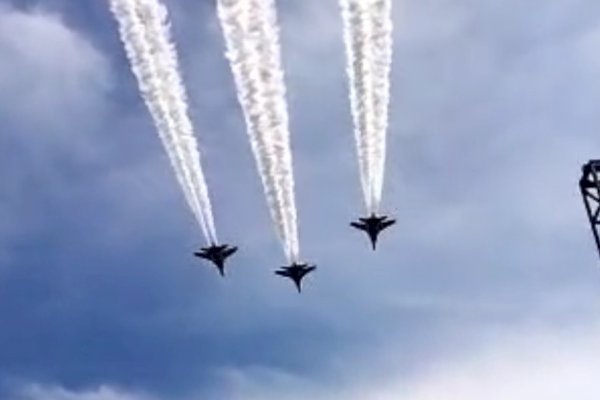 Puncak HUT Maros ke-64, Tiga Pesawat Tempur Sukhoi Unjuk Kebolehan