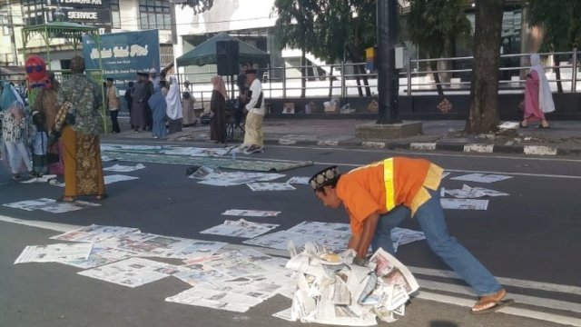 Gerak Cepat, Satgas Kebersiahan Panakkukanh Bersihkan Sampah Koran Berserakan Usai Shola Idul Fitri