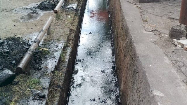 Camat Eang Turun Langsung Pantau Giat Bersih-Bersih Drainase