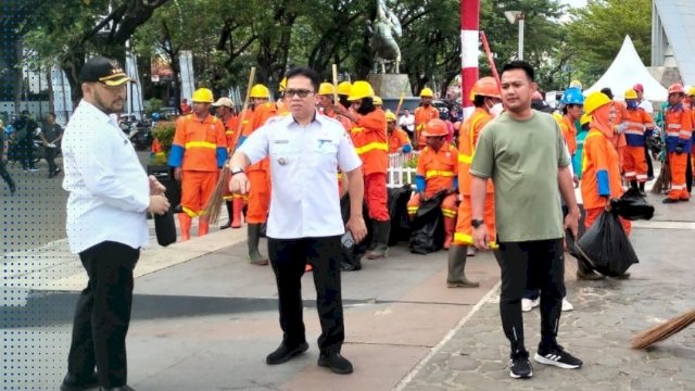 Dukung MNEK, Camat Eang Pimpin Satgas Bersihkan Anjungan Pantai Losari