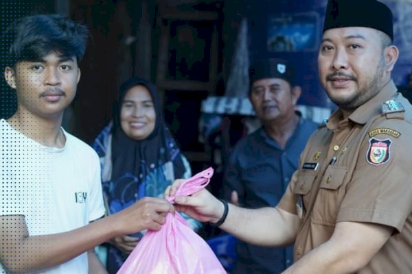 Camat Panakkukang Silaturahmi-Bagi Sembako untuk Warga Karuwisi Utara