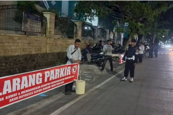 TRC Perumda Parkir Makassar Bersama Brimob Polda Sulsel Lalukan Penutupan Titik Parkir di Depan Toko Satu Sama