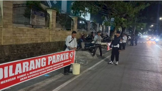 TRC Perumda Parkir Makassar Bersama Brimob Polda Sulsel Lalukan Penutupan Titik Parkir di Depan Toko Satu Sama