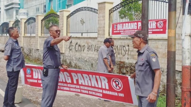 TRC Perumda Parkir Makassar Raya Tambah Spanduk Larangan Parkir di Sekitar RSUD Labuang Baji