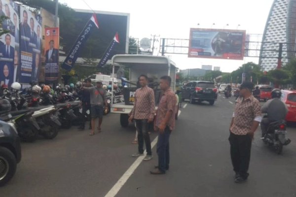 Gunakan Bahu Jalan, TRC Parkir Makassar Raya Lakukan Penataan