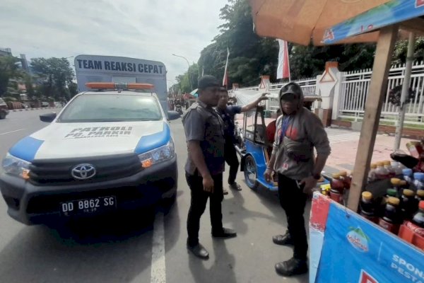 Perumda Parkir Makassar Raya Edukasi Jukir Insidentil di Sekitar Lokasi Wisudah Kampus UNM