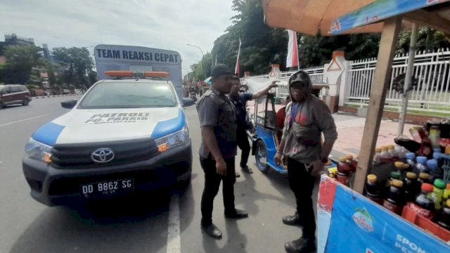 Perumda Parkir Makassar Raya Edukasi Jukir Insidentil di Sekitar Lokasi Wisudah Kampus UNM