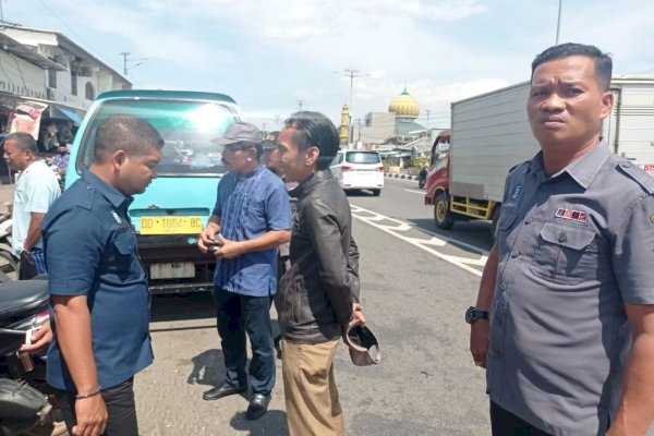 Direktur Rizal Azjahad Pimpin Penertiban Jukir di Depan Pasar Mandai