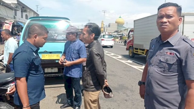 Direktur Rizal Azjahad Pimpin Penertiban Jukir di Depan Pasar Mandai