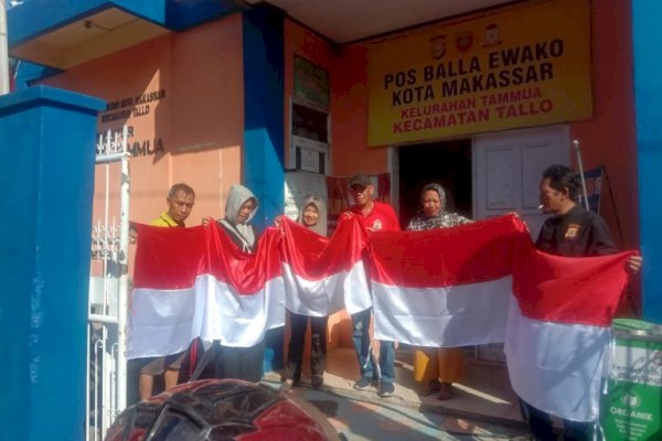 Lurah Tammua Bagi-Bagi Bendera ke Warga Kurang Mampu