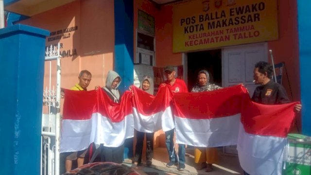 Lurah Tammua Bagi-Bagi Bendera ke Warga Kurang Mampu