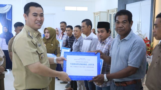 Bupati Pangkep Yusran Bagikan Bantuan Perikanan, Upaya Peningkatan Produksi Perikanan