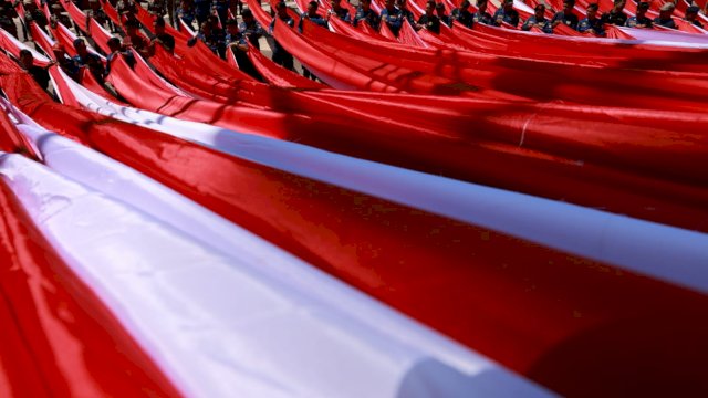 Danny Pomanto Pimpin Gladi Upacara dan Pengibaran Bendera Berkonsep Bunga Rampai di Anjungan Losari