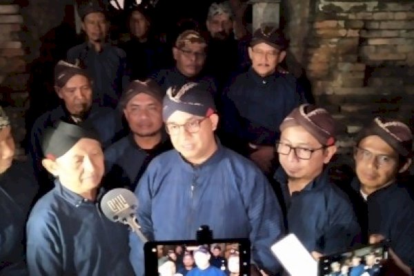 Ziarah ke Makam Raja-raja Mataram, Anies Diberi Sebilah Tombak Cakra Keraton