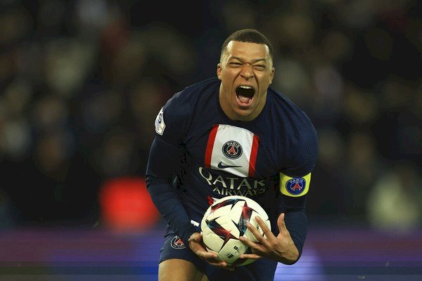 Selebrasi Penuh Makna Kylian Mbappe: Aku Bertahan di PSG