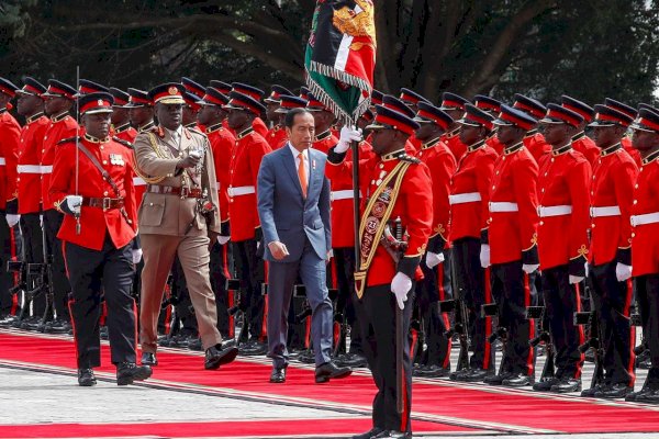 Insiden Unik Jokowi Keblabasan saat Upacara Penyambutan di Kenya, Tak Ada yang Mengarahkan Presiden-Istana Klarifikasi