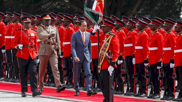  Jokowi saat Ikuti Upacara Militer di Kenya.(F-INT)
