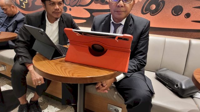 Kepala Bapenda Makassar Firman Pagarra bersama Walikota Danny Pomanto.(F-Humas)