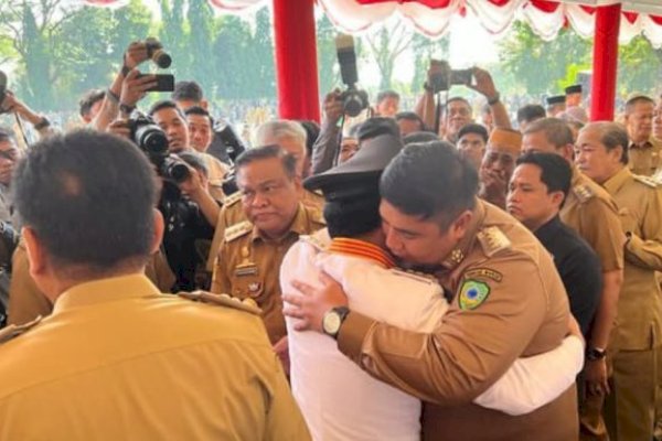 Peluk Erat Sudirman Sulaiman, Bupati Maros: Terima Kasih Atas Segala Dedikasi dan Pengabdiannya