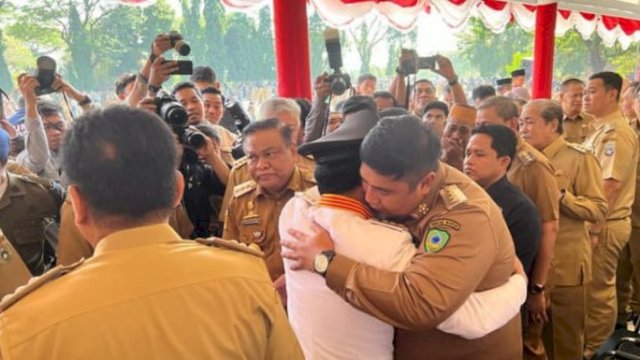 Peluk Erat Sudirman Sulaiman, Bupati Maros: Terima Kasih Atas Segala Dedikasi dan Pengabdiannya