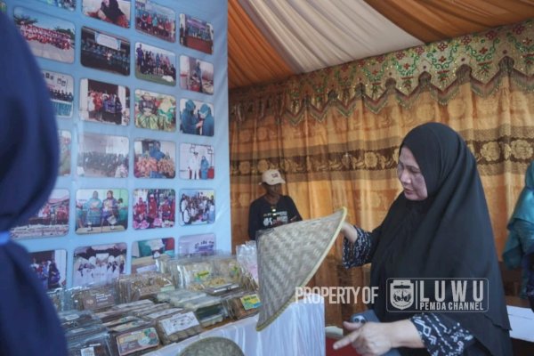 Tinjau Kesiapan Peserta Pameran, Ketua TP PKK : Lestarikan Produk Lokal Luwu