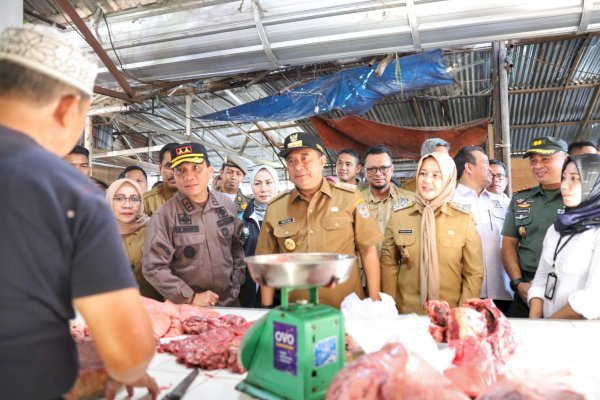 Dampingi PJ Gub Sulsel, Wawali Makassar Fatmawati Rusdi Tinjau Harga Komoditas Pangan di Dua Pasar Tradisional: Kami Sediakan 10 Ton Beras