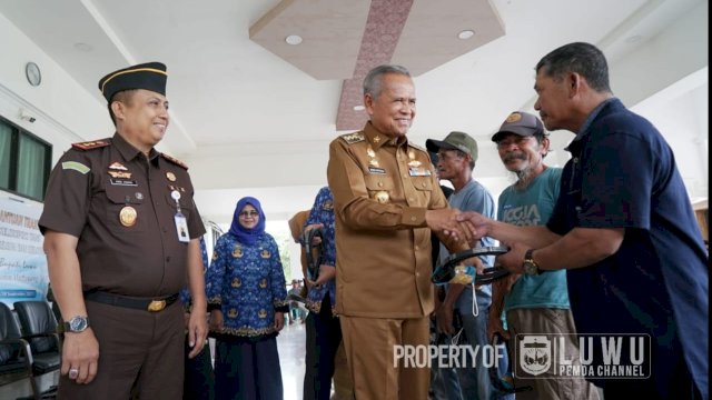Dorong Peningkatan Produksi Pertanian, Bupati Luwu Bagikan Handtraktor Ke Kelompok Tani