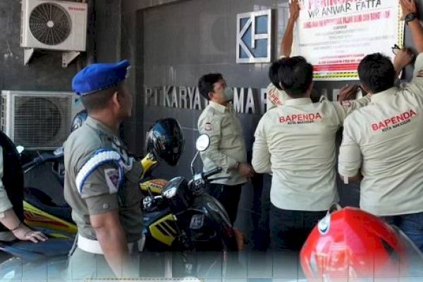 Bapenda Makassar Pasang Stiker Bagi Penunggak Pajak