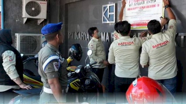 Bapenda Makassar Pasang Stiker Bagi Penunggak Pajak