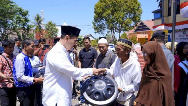 Bupati Pangkep Yusran Bagikan Ratusan Bak Air untuk Warga Empat Kecamatan