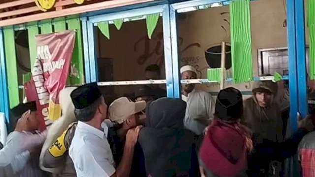 Ratusan Warga Rusak Tempat Karaoke di Pamekasan.(F-INT)