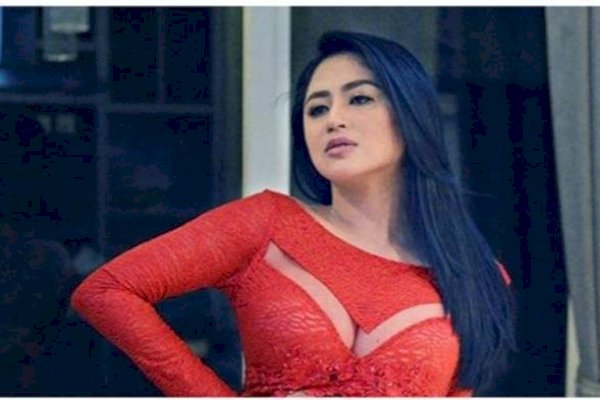 Dewi Perssik Bantah Putus dengan Rully: Gosip dari Mana?