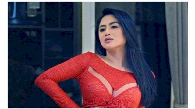 Dewi Perssik Bantah Putus dengan Rully: Gosip dari Mana?