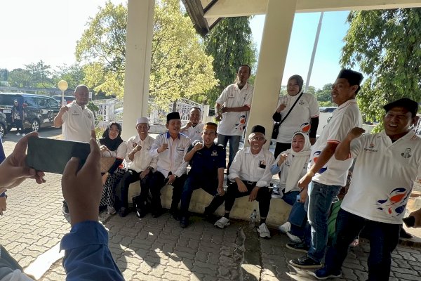 Jemput Anies Baswedan di Bandara, Ketua DPRD Makassar Rudianto Lallo Jadi Rebutan Foto Para Relawan-Kader NasDem