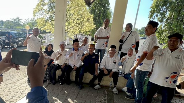 Jemput Anies Baswedan di Bandara, Ketua DPRD Makassar Rudianto Lallo Jadi Rebutan Foto Para Relawan-Kader NasDem