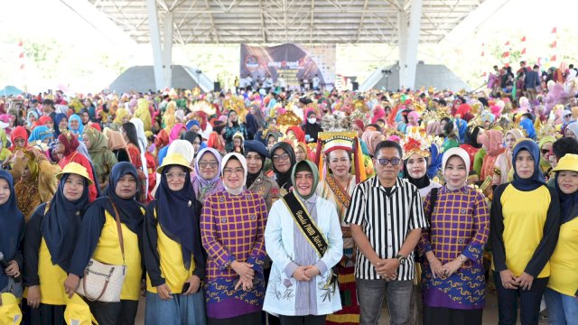 Diikuti 1.400 Murid TK, Bunda PAUD Makassar Buka Lomba Karnaval Baju Adat IGTKI-PGRI