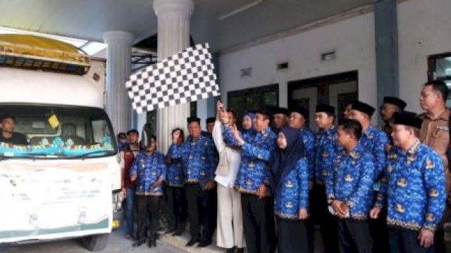 Bupati Maros Secara Simbolis Melakukan Pelepasan Program Bantuan Pangan CBP Tahap II ke Masyarakat