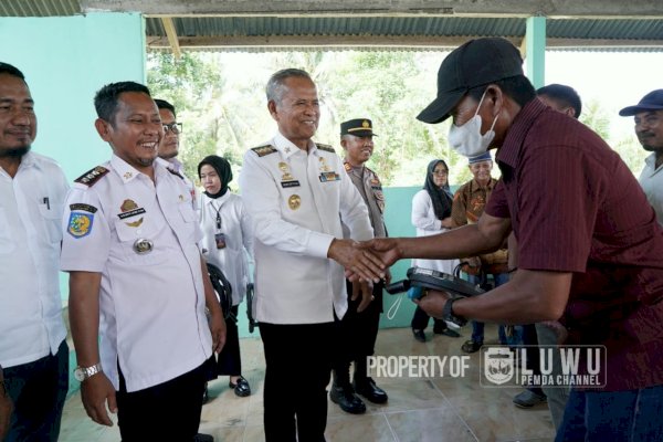 Serahkan Bantuan Handtraktor, Bupati Luwu Ajak Petani Rajin Berinfaq dan Sedekah