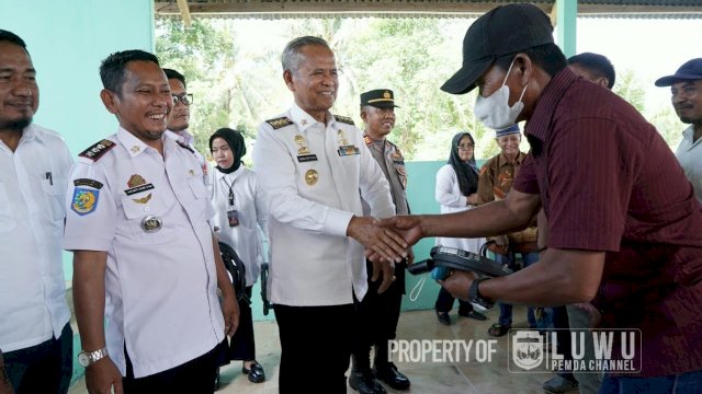 Serahkan Bantuan Handtraktor, Bupati Luwu Ajak Petani Rajin Berinfaq dan Sedekah